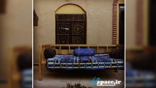 تخت سنتی در محوطه اقامتگاه بوم گردی خانم جان - ابرکوه - روستای شهرسب